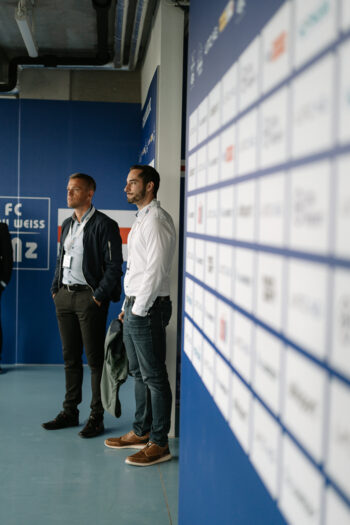 Zwei Männer stehen in einem Flur